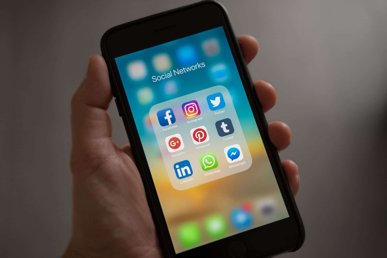 Smartphone affichant les applications Facebook, Instagram, WhatsApp et LinkedIn — les plateformes publicitaires au Maroc
