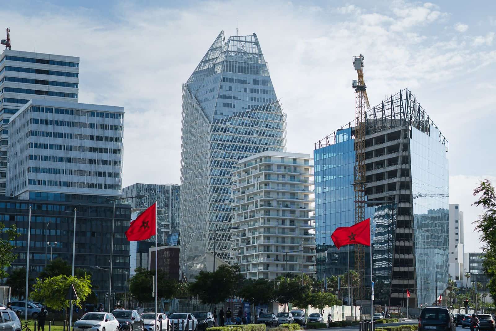 Tours de Casablanca Finance City avec drapeaux marocains — le marché digital marocain en pleine construction