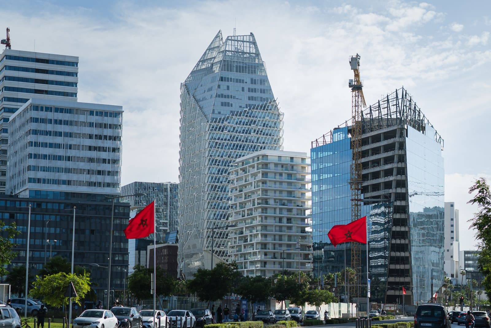 Tours de Casablanca Finance City avec drapeaux marocains — le marché digital marocain en pleine construction