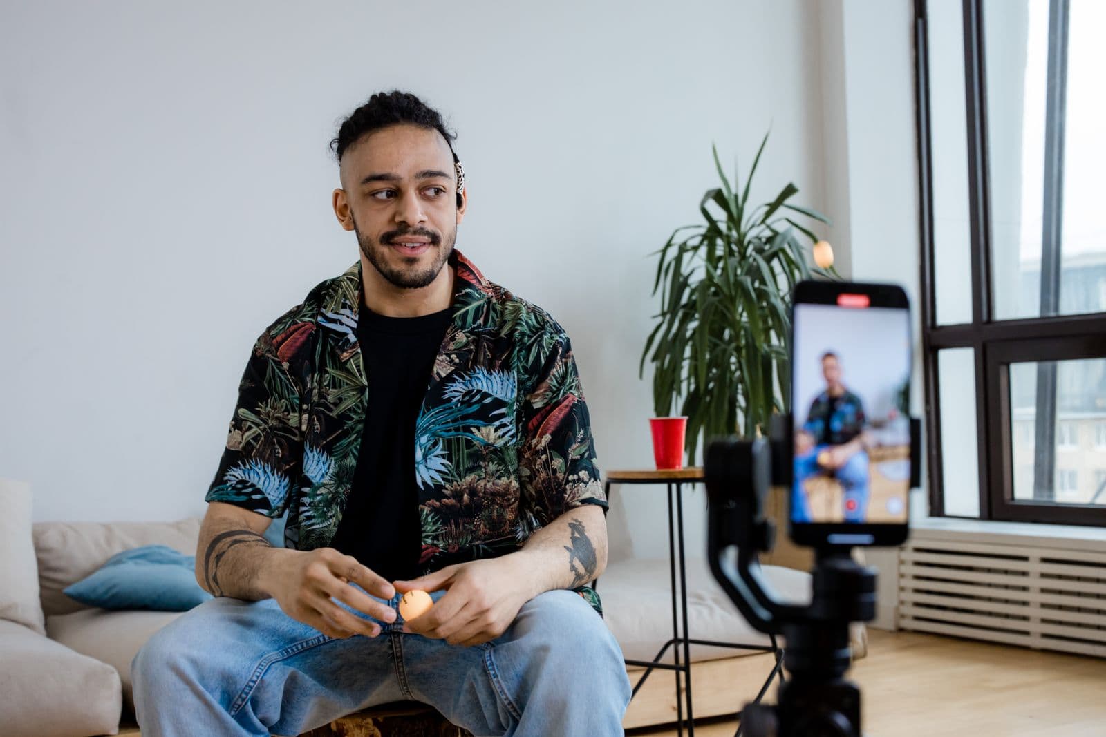 Créateur filmant une vidéo verticale avec un smartphone — le format publicitaire natif de TikTok