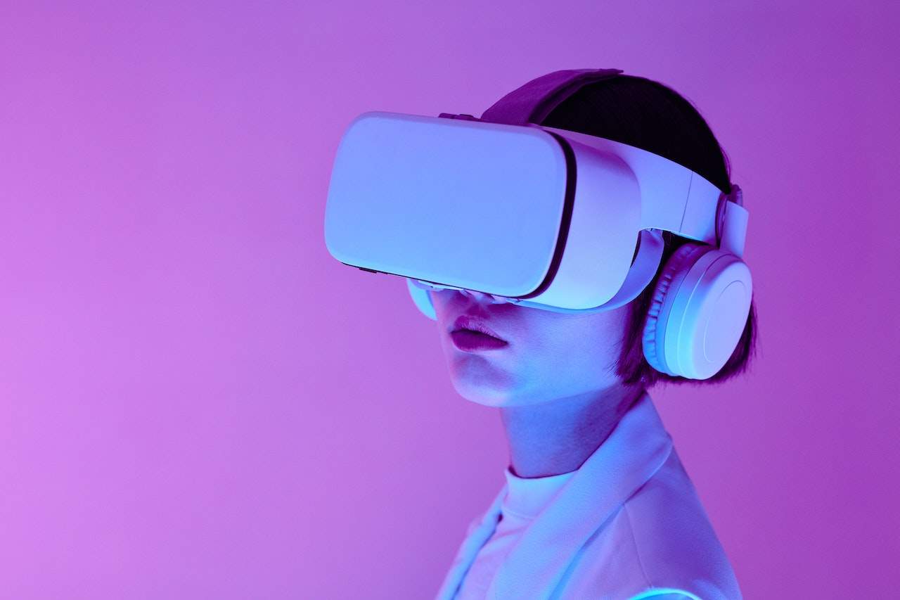 une femme qui porte un casque de réalité virtuelle