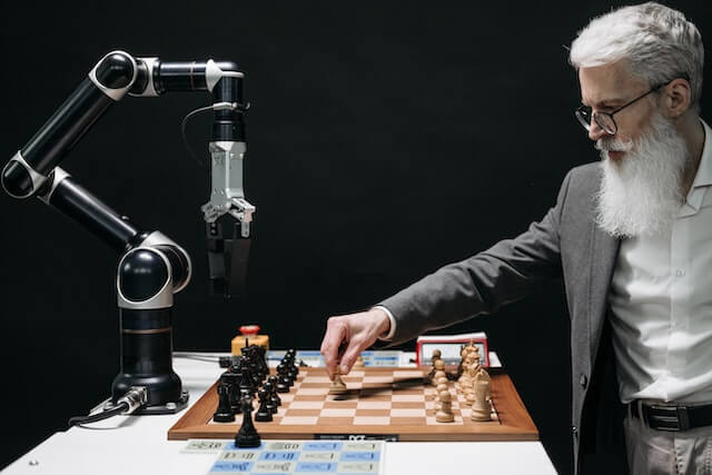 un homme qui joue avec l'intelligence artificielle aux échecs